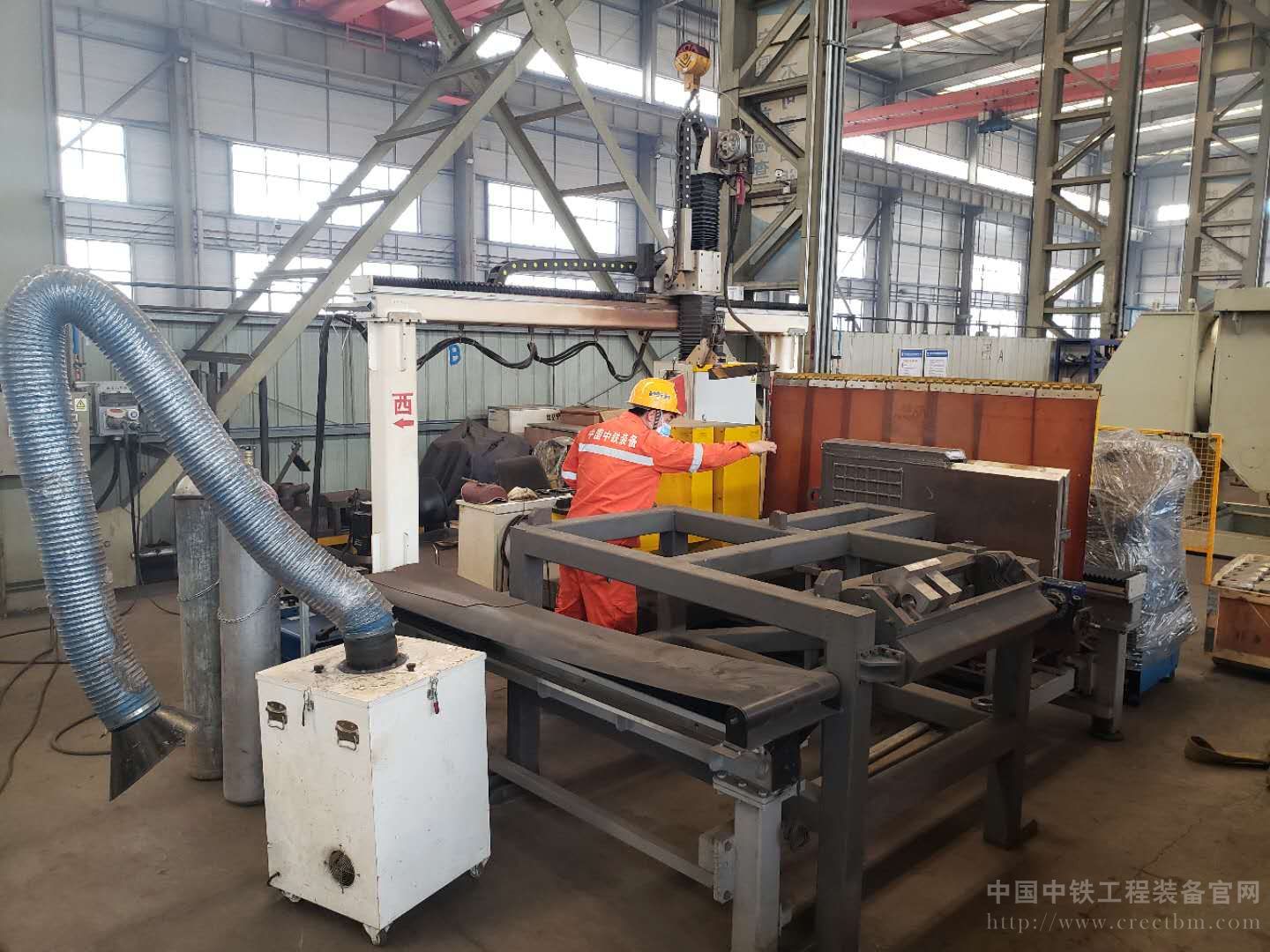 1595498747438382.jpg 新工艺2:耐磨网格自动堆焊设备,代替人工堆焊结构件表面耐磨焊缝。大大提升焊缝外观质量和效率。 (2).jpg