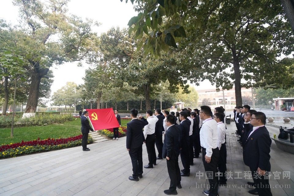 1698028266166612.jpg 2在焦桐前重温入党誓词.JPG